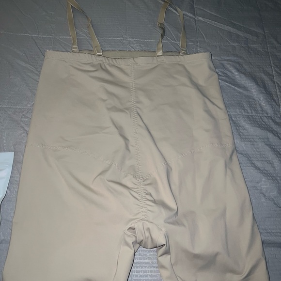 Postpartum recovery support in nude - Picture 5 of 16